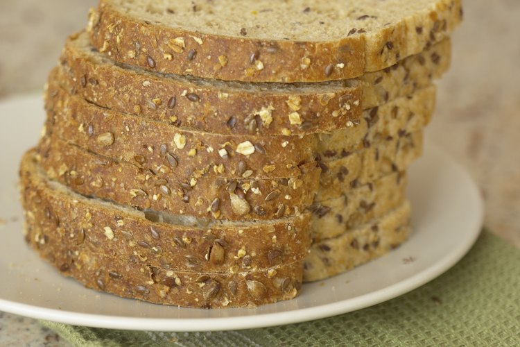 Usar rodajas más pequeñas de pan reduces la cantidad de calorías de tu sándwich.