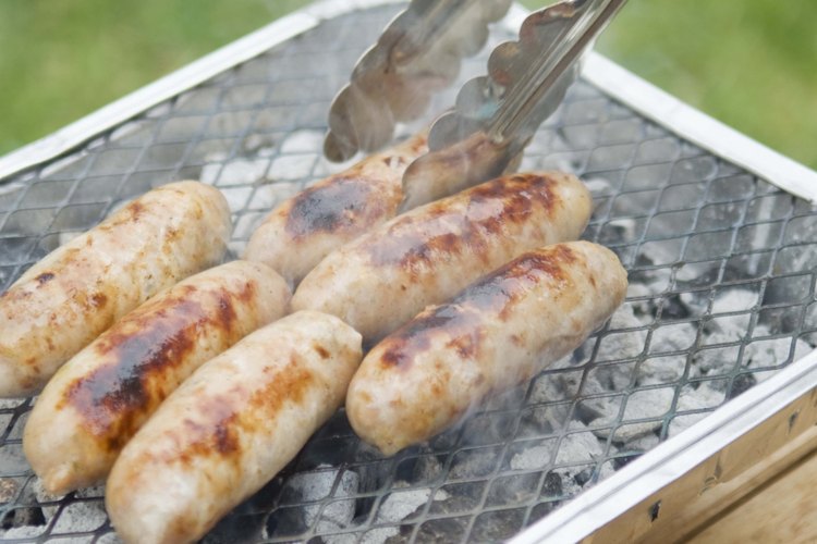 Chorizos grillados al aire libre.