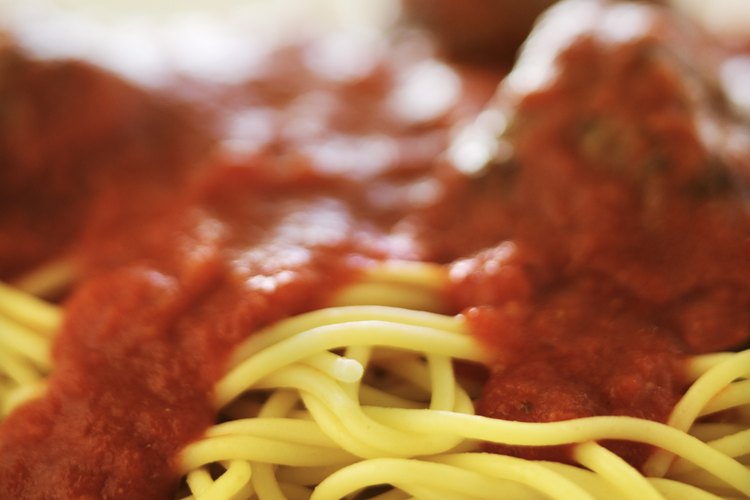 El espagueti con salsa de carne puede resultar alto en calorías si no vigilas el tamaño de tus porciones.