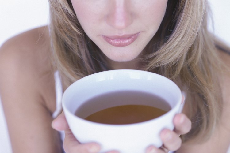 Haz el té de jengibre en una tetera o directamente en la taza.
