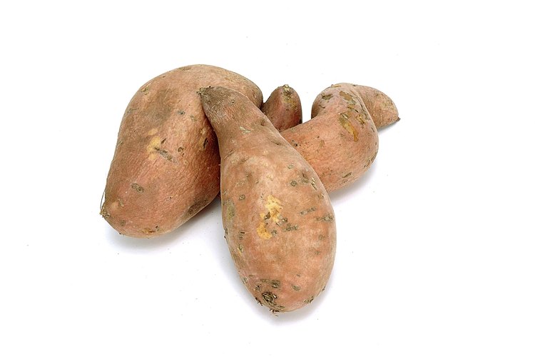 Un gran número de vitaminas y nutrientes pueden encontrarse en la piel de las batatas.