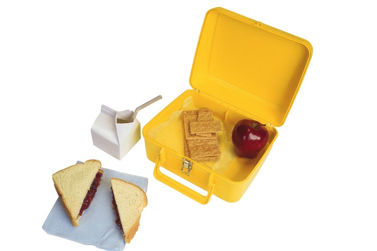 El vigilar los contenidos de la caja del almuerzo sigue siendo una gran oportunidad para mejorar la dieta de un niño.