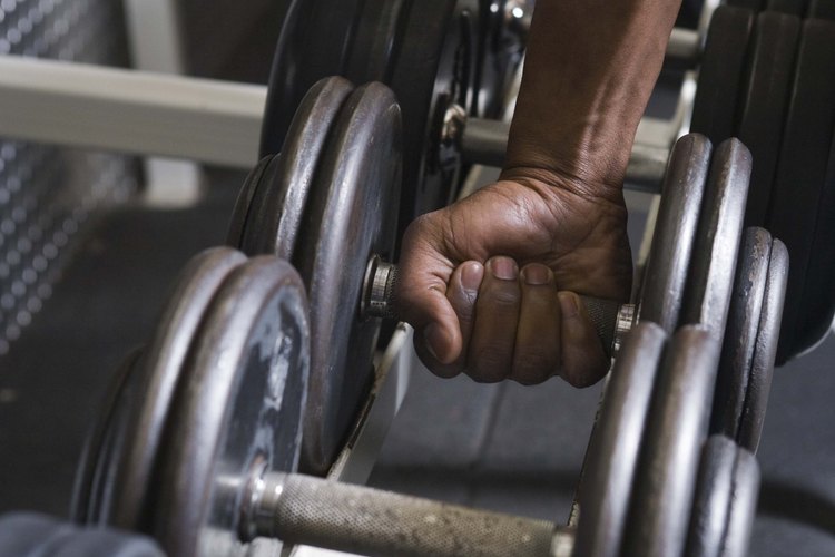 Levantar pesas pesadas aumentará tu ritmo cardíaco.