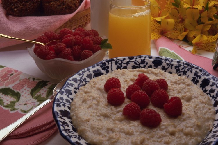 La avena es una buena fuente de fibra soluble para ayudar a controlar el colesterol.
