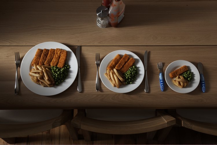 La cantidad total de calorías que necesitas, aunado a como esas calorías se deben dividir entre la proteína, carbohidratos y grasas serán determinados por tus metas de entrenamiento y metabolismo individual.