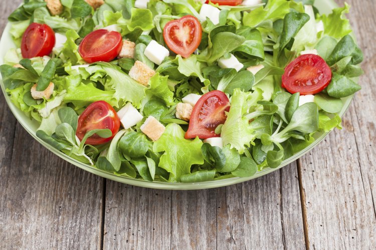 Ensalada fresca con cubos de raíz de perejil.