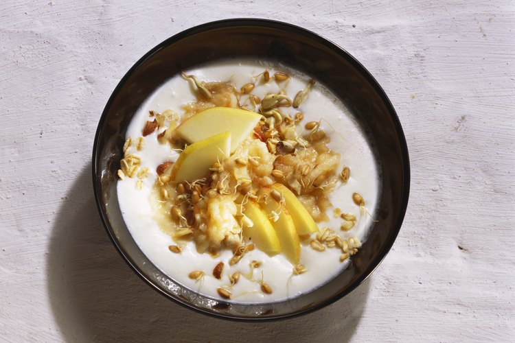 Añade nueces, fruta seca y semillas de linaza para aumentar las calorías en tu yogur.