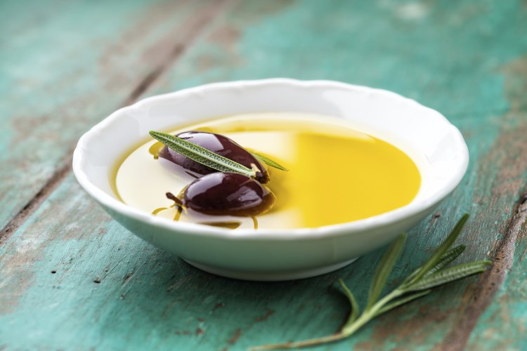 Aceite de oliva y aceitunas.