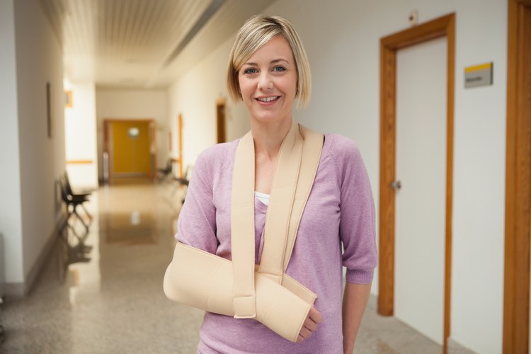El colágeno ayuda a a reparar las fracturas óseas.