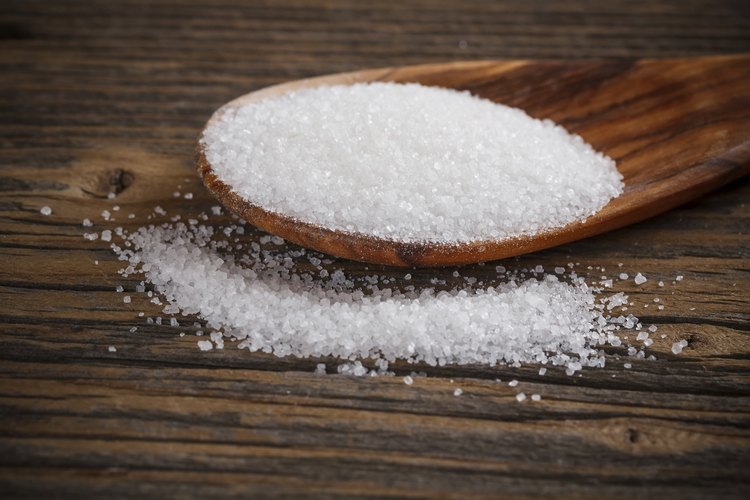 Azúcar blanco en una cuchara de madera.