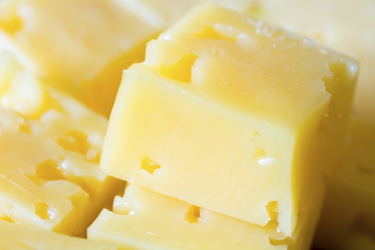 El queso puede contribuir a grandes cantidades de grasas y colesterol en tu dieta.