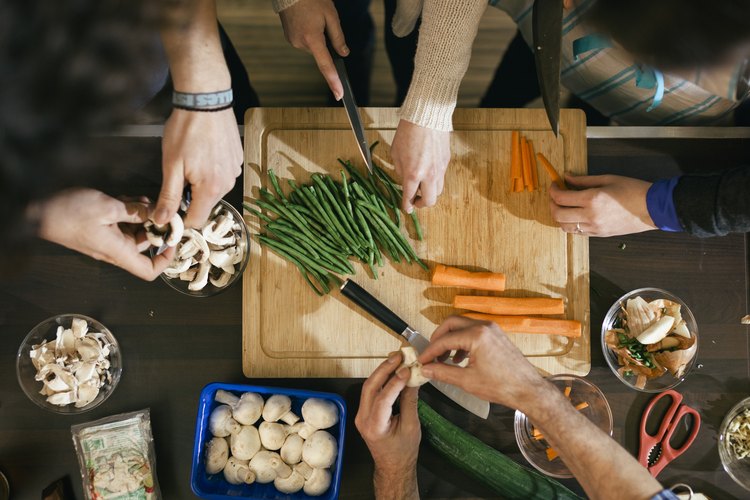 Agrega a tu dieta una combinación de proteina magra, grasas saludables y fibra, como la que es encontrada en los vegetales.