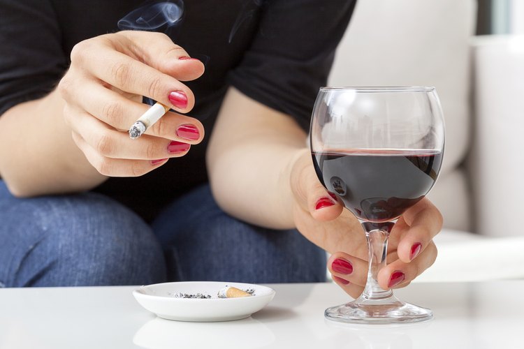 Beber alcohol puede aumentar el efecto sedante de la valeriana, como la somnolencia.