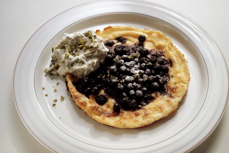 Tanto las frutas frescas como las congeladas son deliciosas sobre las panquecas.