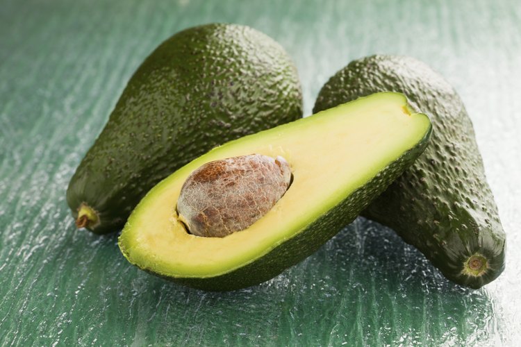 El aguacate contiene ácido fólico.