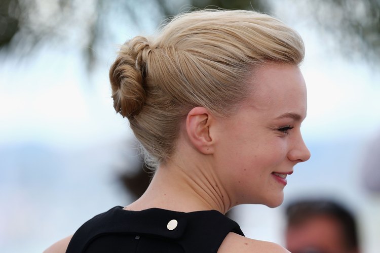 Carey Mulligan recoge su cabello en un moño en la sesión de fotos de