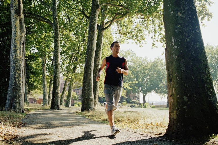 Un pareja corriendo en el parque durante el invierno.