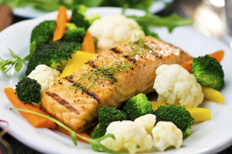 Plato de salmón cocido.