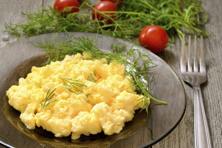 Plato pequeño de huevos revueltos.