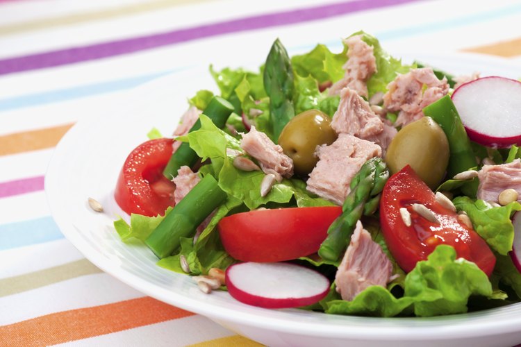 Los vegetales de hojas verdes funcionan bien en una dieta baja en carbohidratos y baja en grasas.
