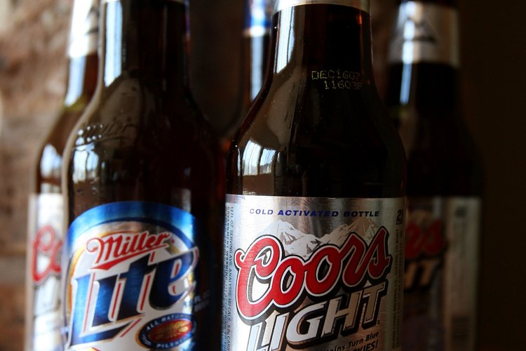 Si deseas bajar tu ingesta de calorías, considera cambiar a cervezas ligeras o
