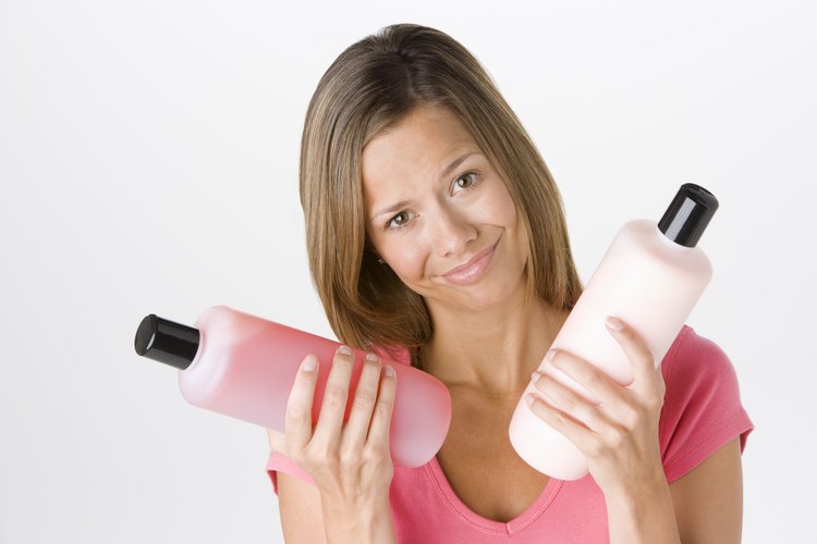 Si el cabello saludable significa cabello húmedo, en gran parte intacto, entonces el pelo sano se logra mejor mediante el lavado con poca frecuencia, así como mantenerse alejado de productos de peluquería y herramientas como secadoras de cabello.