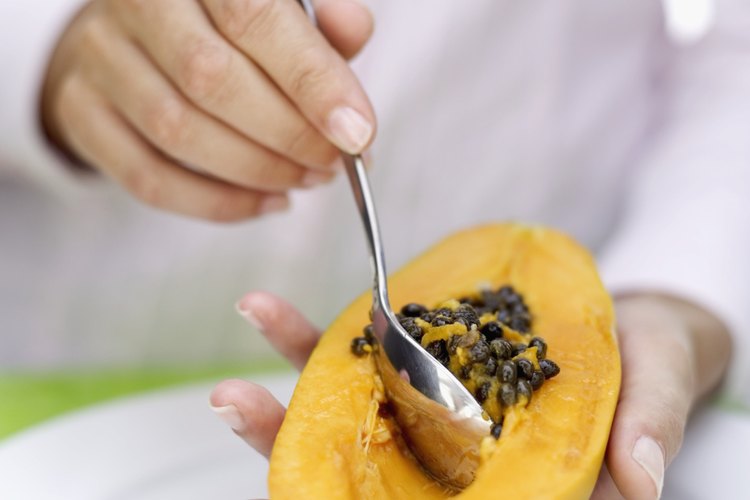 Puedes preparar una máscara facial casera de papaya.
