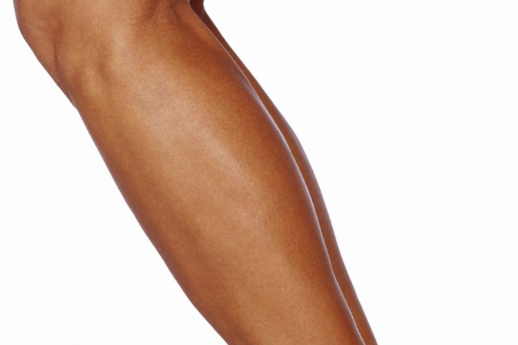 La atrofia muscular en las piernas es más pronunciada en los cuádriceps.