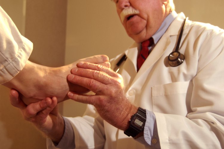Consulta a tu médico para determinar exactamente por qué te duele el tendón de Aquiles.