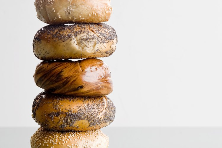 Renuncia al bagel y sustitúyelo por una rebanada de pan tostado integral.