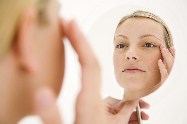 Los productos de belleza son la solución rápida para mejorar la manera en que te sientes acerca cómo te ves en el espejo, pero los estudios sobre cómo la dieta afecta a la salud demuestran que la belleza va mucho más allá de la piel.