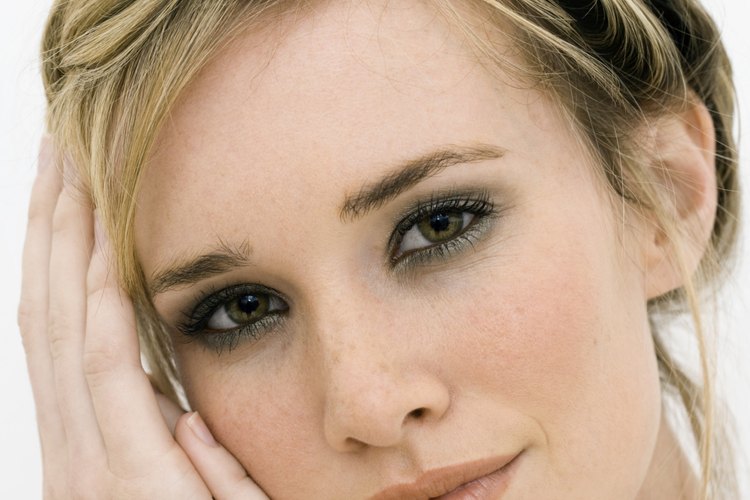 La trenza holandesa o en forma de corona es una manera clásica de usar tu cabello para enmarcar tu rostro.