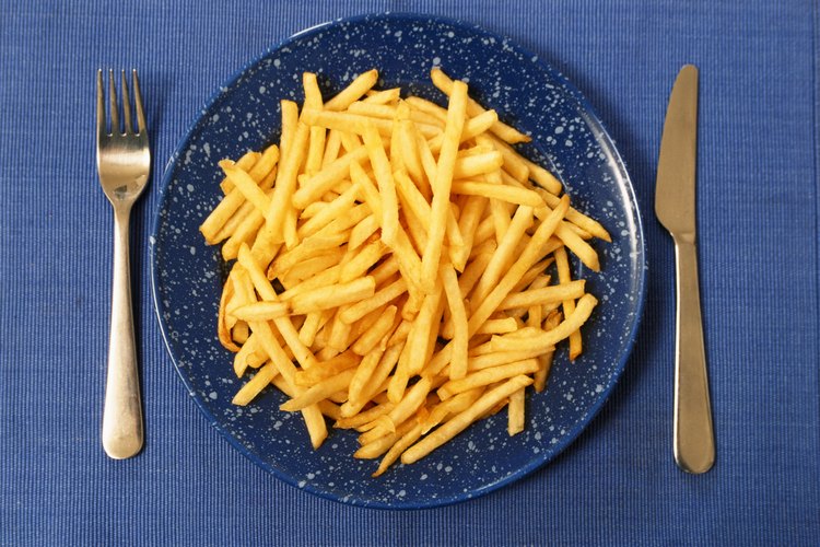 Si sufres de artritis es posible que desees resistirte a esa hamburguesa con queso y papas fritas que gritan tu nombre.