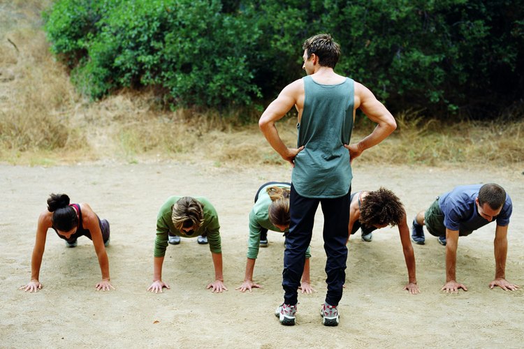 Los ejercicios burpees te ponen brevemente en posición de flexiones.
