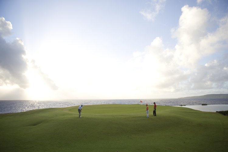 El campo de golf estilo links se encuentra cerca del agua, con colinas y sin árboles.