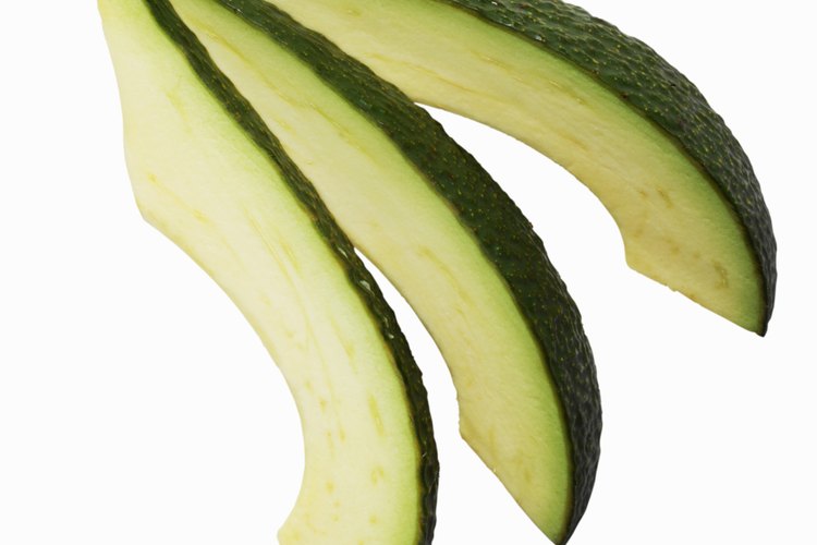 El aguacate puede venir con manchas oscuras o puede tornarse color marrón debido a la oxidación.