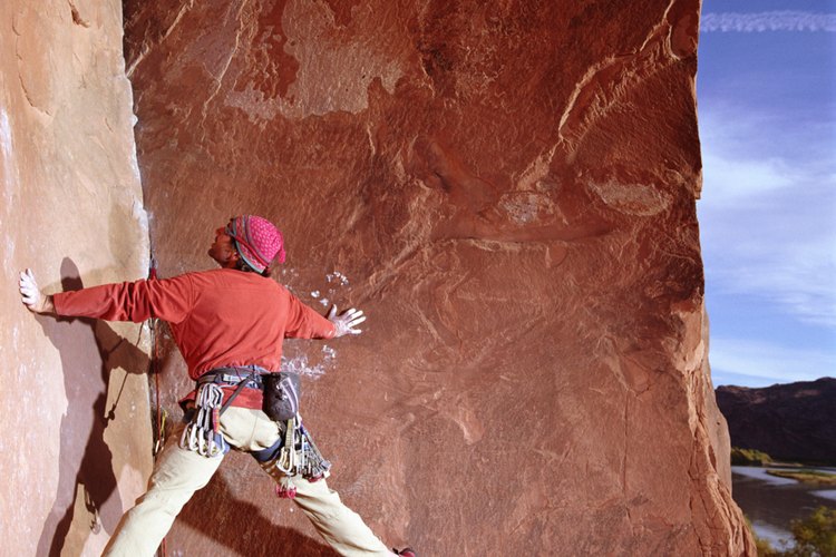 Coloca pitones en las grietas de las rocas para protegerte al escalar.