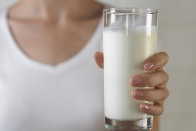 La leche contiene los nueve aminoácidos esenciales que requieren los humanos.