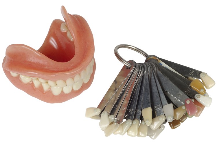 Aquí está cómo hacer tus propios dientes postizos para películas caseras, fiestas de Halloween o simplemente momentos divertidos.
