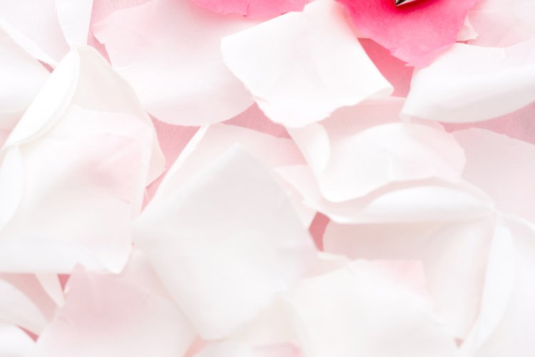 Las adolescentes pueden hacer pendientes de corazones de falsa plata con masa de sal.