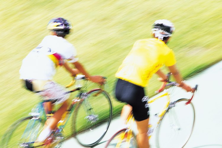 Ejercitarse en casa puede ayudarte a mejorar tu condición para el ciclismo.
