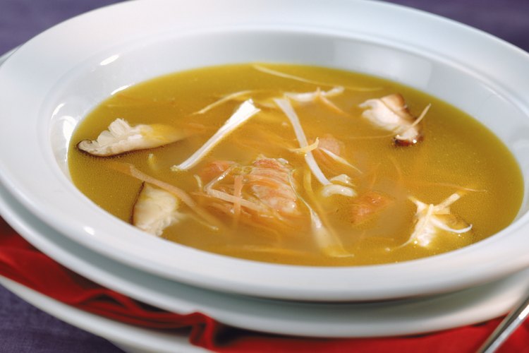 Trata de añadir carnes magras, vegetales y queso bajo en grasas al caldo de carne.