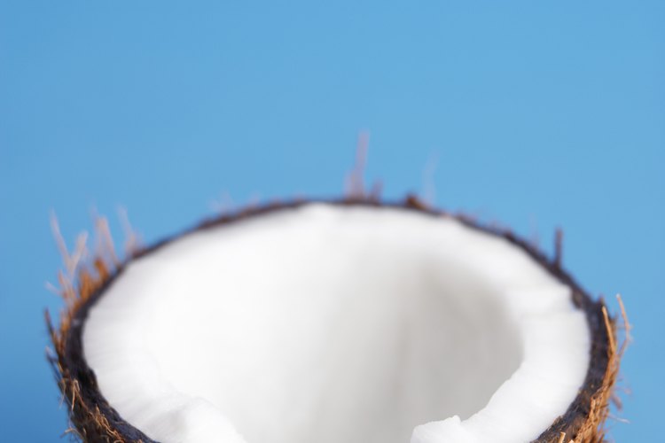 El aceite de coco contiene altas cantidades de grasas trans y saturadas.
