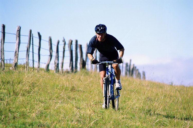 Hacer ciclismo cuesta arriba mejora tu fuerza y resistencia.