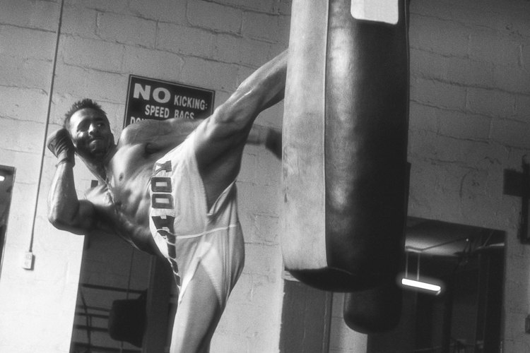 Si te encuentras sin un compañero de entrenamiento en el gimnasio, una bolsa pesada se hace un blanco desafiante con el cual practicar patadas laterales.