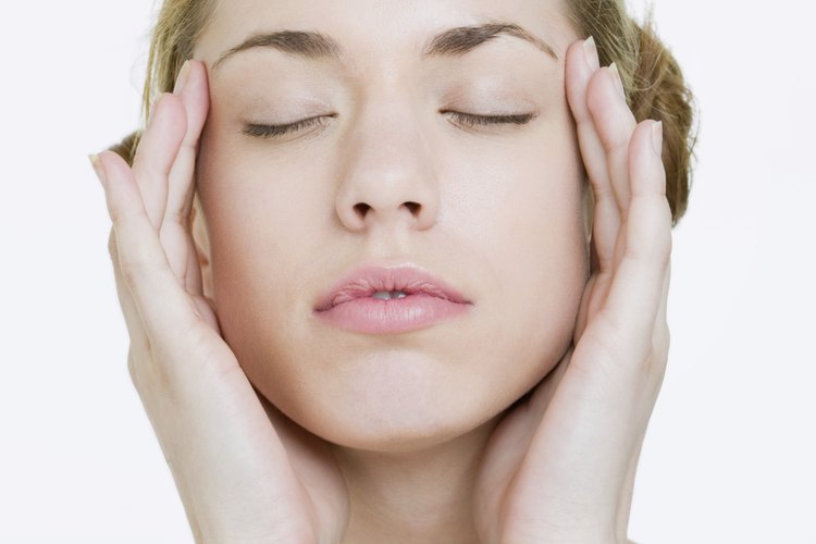 El limón y el tomate sirven como la base para elaborar una mascarilla facial astringente.