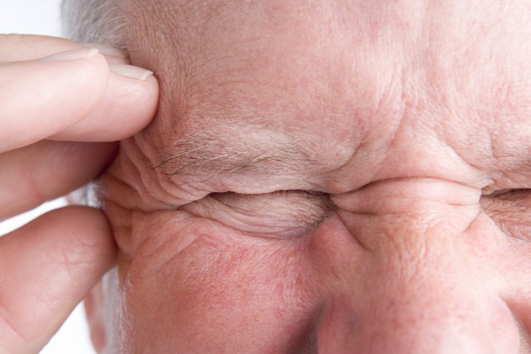 Los dolores de cabeza son de las reacciones más comunes para las personas con alergia al vino.
