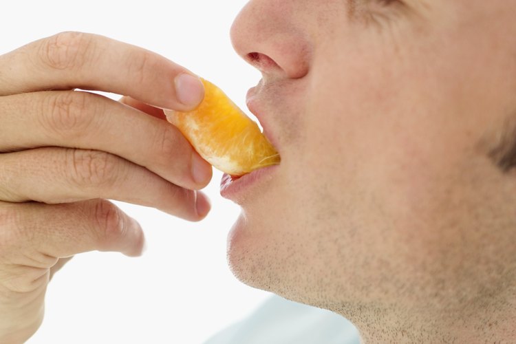 Vas a comer más fibra pelando y comiendo naranjas.