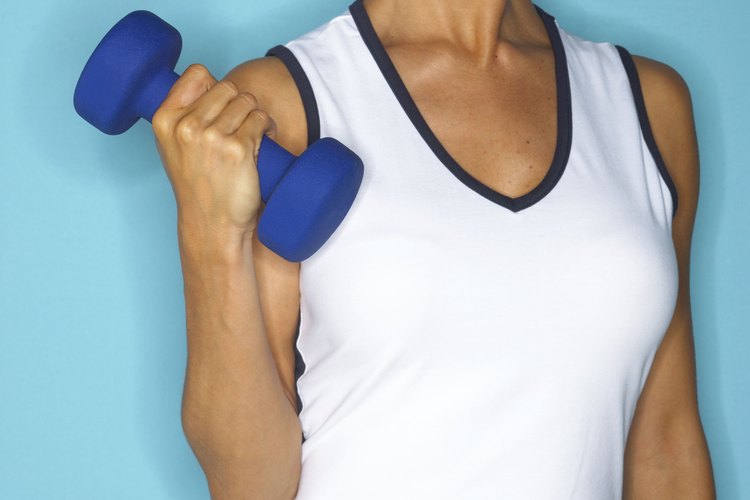 Los Chin-ups y pull-ups son movimientos de peso corporal muy eficaces para los bíceps.