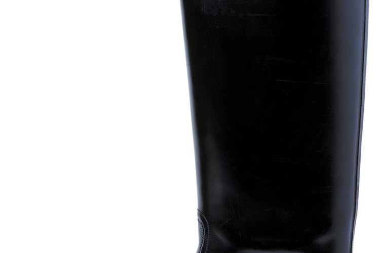 Qué combinar con un par de botas planas por encima de la rodilla.